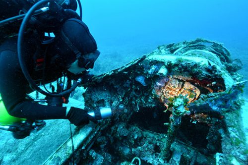 Unutrašnjost kabine i instrument ploča zrakoplova Ju 87 pod morem