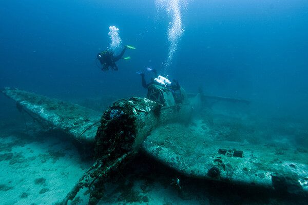 Ronioc uz olupinu aviona Junker Ju 87 R-2 Stuka iz Drugog svjetskog rata.